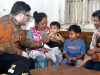 Di Depan Rumah, Sholikah Menitipkan Harapan Baru untuk Tiga Cucunya