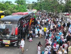 Gus Qowim Sambut Kepulangan Jemaah Haji Kota Kediri, Doakan Menjadi Haji Mabrur